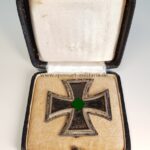 Eisernes Kreuz 1. Klasse 1939 im Etui, Hersteller B.H. Mayer, Pforzheim – Bild 3