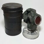 Luftschutz Gasmaske mit Behälter von Aug. Zschiedrich DRGM