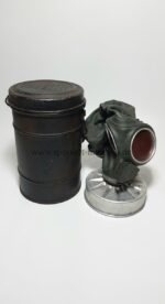 Luftschutz Gasmaske mit Behälter von Aug. Zschiedrich DRGM
