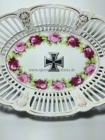 Patriotische Porzellan Obstschale mit Eisernem Kreuz und Rosen – Bild 2