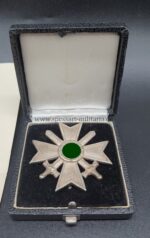Kriegsverdienstkreuz 1. Klasse mit Schwerter und Urkunde – Bild 3