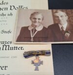 Ehrenkreuz der Deutschen Mutter Bronze mit Urkunde und Trägerfoto – Bild 2