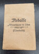 Ostmedaille mit Verleihungstüte und Urkunde, Hst. 18 - "Karl Wurster KG, Markneukirchen", Winterschlacht im Osten 1941/42 – Bild 3