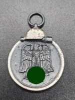 Ostmedaille mit Verleihungstüte und Urkunde, Hst. 18 - "Karl Wurster KG, Markneukirchen", Winterschlacht im Osten 1941/42 – Bild 7