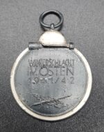 Ostmedaille mit Verleihungstüte und Urkunde, Hst. 18 - "Karl Wurster KG, Markneukirchen", Winterschlacht im Osten 1941/42 – Bild 8