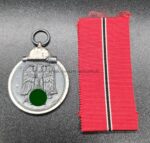 Ostmedaille mit Verleihungstüte und Urkunde, Hst. 18 - "Karl Wurster KG, Markneukirchen", Winterschlacht im Osten 1941/42 – Bild 10