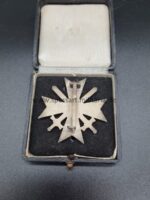 Kriegsverdienstkreuz 1. Klasse im Etui, Buntmetall – Bild 3