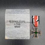 Eisernes Kreuz 2. Klasse 1939 – Hst. 55 (J.E. Hammer & Söhne, Geringswalde) mit Tüte