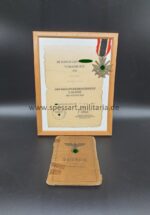 Soldbuch mit Orden und Urkunde eines Mannes aus Schwerin