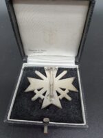 Kriegsverdienstkreuz 1. Klasse im Etui, Buntmetall, Deschler – Bild 3