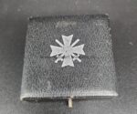 Kriegsverdienstkreuz 1. Klasse im Etui, Buntmetall, Deschler – Bild 4