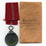 Ostmedaille mit Verleihungstüte, Hst. 93 – „Richard Simm & Söhne, Gablonz“, Winterschlacht im Osten 1941/42