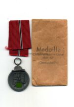 Ostmedaille mit Verleihungstüte, Hst. 93 – „Richard Simm & Söhne, Gablonz“, Winterschlacht im Osten 1941/42