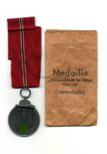 Ostmedaille mit Verleihungstüte, Hst. 65 – „Klein & Quenzer A.G, Idar Oberstein“, Winterschlacht im Osten 1941/42