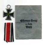 Eisernes Kreuz 2. Klasse 1939 mit Verleihungstüte – Hst. 109 (Walter & Henlein, Gablonz)