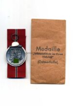Ostmedaille, Winterschlacht im Osten 1941/42 mit Verleihungstüte AGMuK (Hersteller unbekannt, aus Gablonz an der Neiße)