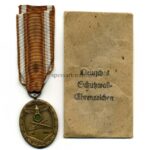 Schutzwall Ehrenzeichen und Verleihungstüte, Hst. Carl Poellath Schrobenhausen