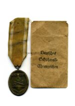 Schutzwall Ehrenzeichen und Verleihungstüte, Hst. Carl Poellath Schrobenhausen