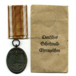 Schutzwall Ehrenzeichen und Verleihungstüte, Hst. Carl Poellath Schrobenhausen