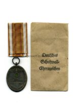 Schutzwall Ehrenzeichen und Verleihungstüte, Hst. Carl Poellath Schrobenhausen