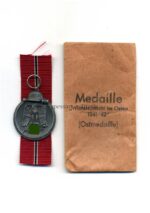Ostmedaille mit Verleihungstüte, Hst. 84 – „Carl Poellath, Schrobenhausen“, Winterschlacht im Osten 1941/42