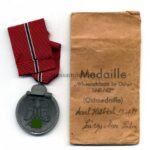 Ostmedaille mit Tüte, Winterschlacht im Osten 1941/42 (Hst. 76 – Ernst L. Müller, Pforzheim)