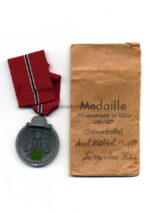 Ostmedaille mit Tüte, Winterschlacht im Osten 1941/42 (Hst. 76 – Ernst L. Müller, Pforzheim)