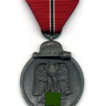 Ostmedaille, Winterschlacht im Osten 1941/42 (Hst. 9 – Liefergemeinschaft Pforzheimer Schmuckhandwerker) mit 20 im Bandring markiert