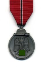 Ostmedaille, Winterschlacht im Osten 1941/42 (Hst. 9 – Liefergemeinschaft Pforzheimer Schmuckhandwerker) mit 20 im Bandring markiert