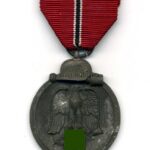 Ostmedaille, Winterschlacht im Osten 1941/42 (Hst. 25 – Arbeitsgemeinschaft der Graveur-, Gold- und Silberschmiedeinnungen, Hanau)