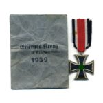 Eisernes Kreuz 2. Klasse 1939 mit Verleihungstüte, Hst. 1 (Deschler & Sohn, München)