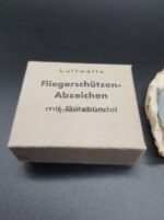 Fliegerschützenabzeichen mit Blitzbündel im Karton, Hst. Friedrich Linden, Lüdenscheid – Bild 4