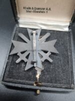 Kriegsverdienstkreuz 1. Klasse mit Schwertern, Hst. 65, im Etui Klein & Quenzer – Bild 3