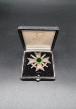 Kriegsverdienstkreuz 1. Klasse mit Schwertern im Etui, Buntmetall, Hst. - 43. Julius Bauer, Zella-Mehlis