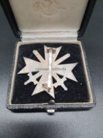 Kriegsverdienstkreuz 1. Klasse mit Schwertern im Etui, Buntmetall, Hst. - 43. Julius Bauer, Zella-Mehlis – Bild 3