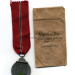 Ostmedaille mit Tüte, Winterschlacht im Osten 1941/42 (Hst. 75 – Julius Maurer, Oberstein)