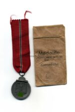 Ostmedaille mit Tüte, Winterschlacht im Osten 1941/42 (Hst. 75 – Julius Maurer, Oberstein)
