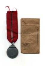 Ostmedaille mit Tüte, Winterschlacht im Osten 1941/42 (Hst. 75 – Julius Maurer, Oberstein) – Bild 2