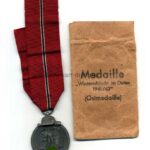 Ostmedaille mit Verleihungstüte, Hst. 65 – „Klein & Quenzer A.G, Idar Oberstein“, Winterschlacht im Osten 1941/42