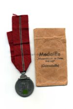 Ostmedaille mit Verleihungstüte, Hst. 65 – „Klein & Quenzer A.G, Idar Oberstein“, Winterschlacht im Osten 1941/42