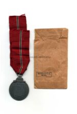 Ostmedaille mit Verleihungstüte, Hst. 65 – „Klein & Quenzer A.G, Idar Oberstein“, Winterschlacht im Osten 1941/42 – Bild 2