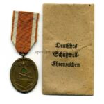 Schutzwall Ehrenzeichen und Verleihungstüte, Hst. Carl Poellath Schrobenhausen