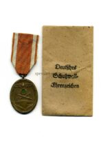 Schutzwall Ehrenzeichen und Verleihungstüte, Hst. Carl Poellath Schrobenhausen