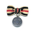 Preussen. 1870/71. Kriegsdenkmünze für Nichtkämpfer (Stahl) an Damenschleife – Bild 2