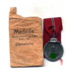 Ostmedaille mit Verleihungstüte, Winterschlacht im Osten 1941/42 (Hst. 3 – Wilhelm Deumer, Lüdenscheid)