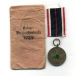Kriegsverdienstmedaille 1939 mit Tüte, Hst. Paul Meybauer, Berlin SW