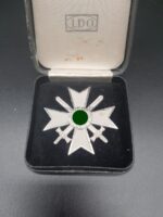Kriegsverdienstkreuz 1. Klasse mit Schwertern im Etui, Hst. L/18 B.H. Mayer, mint – Bild 2