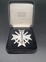 Kriegsverdienstkreuz 1. Klasse mit Schwertern im Etui, Hst. L/18 B.H. Mayer, mint – Bild 3