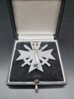 Kriegsverdienstkreuz 1. Klasse mit Schwertern im Etui, Hst. 4 (Steinhauer & Lück, Lüdenscheid) – Bild 3