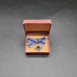 Miniatur Mutterkreuz Bronze markiert L/11, in LDO Schachtel 1. Form